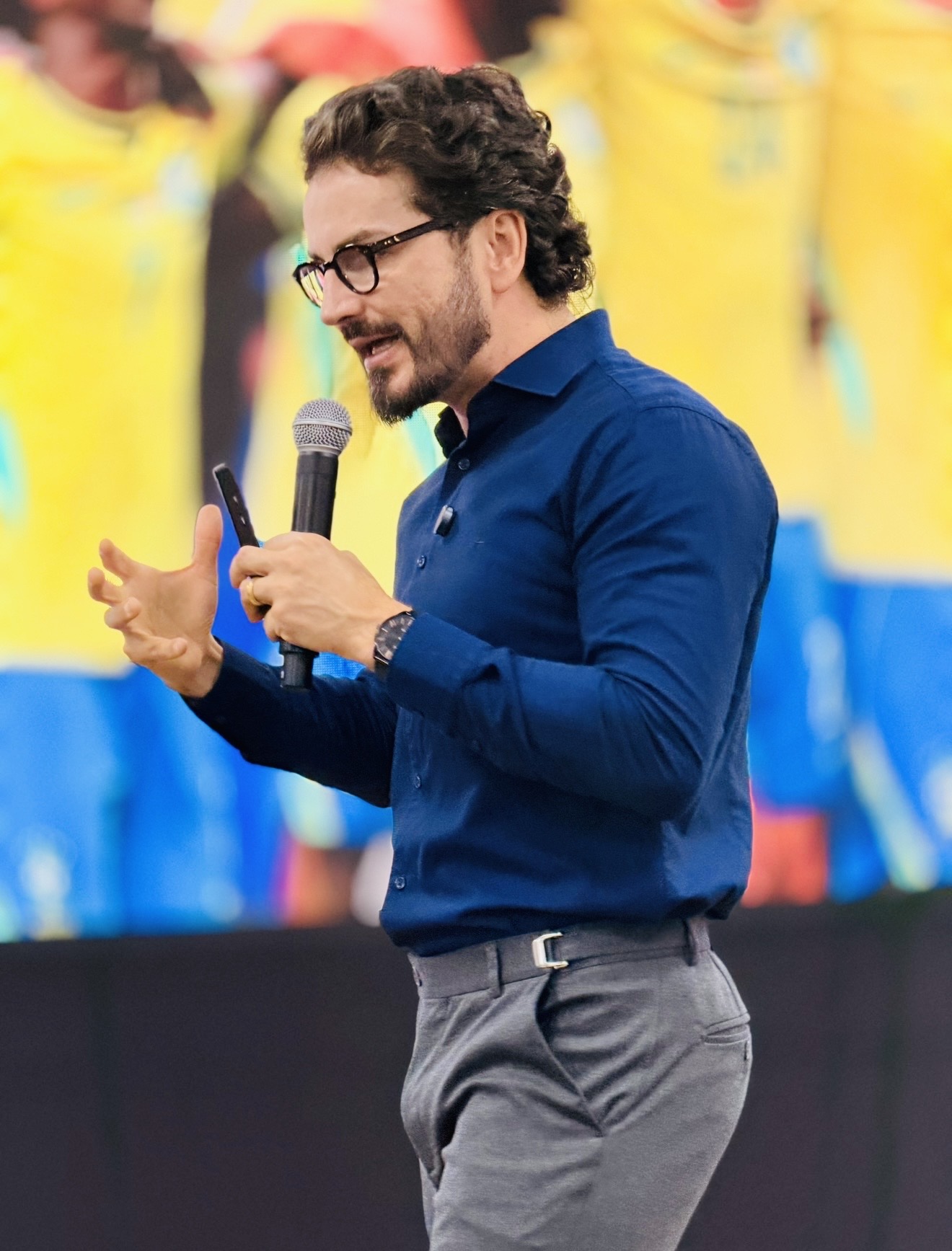 Thiago Varejo em palco durante encontro de rede
